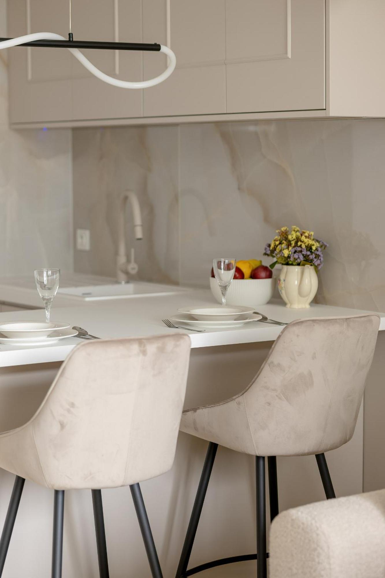 Apartment Zupnicza Elegant With Balcony By Renters